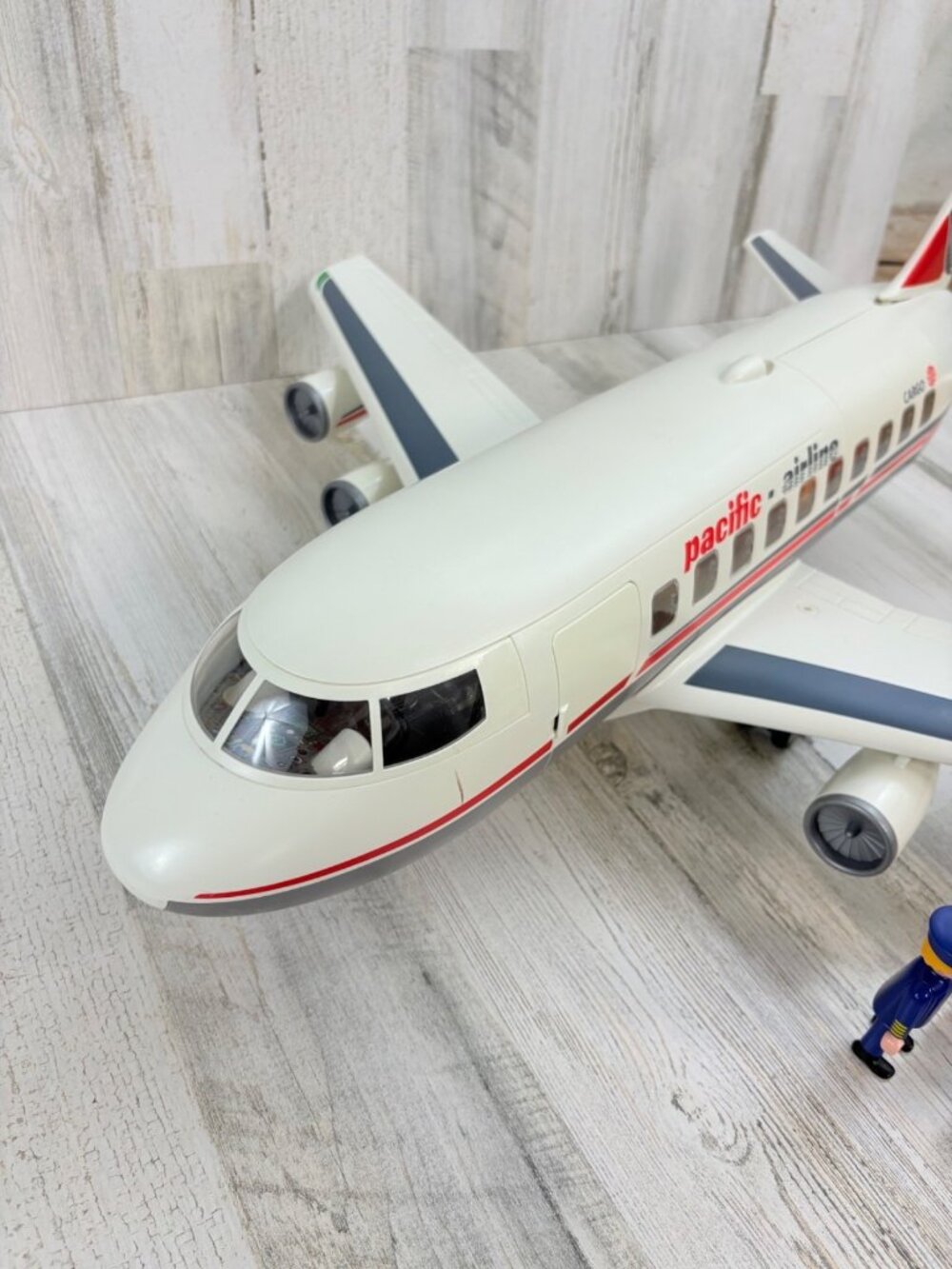 Playmobil 4310 Pacific Airlines Cargo Air Plane with Pilot and Flight Attendant - Picture 14 of 16